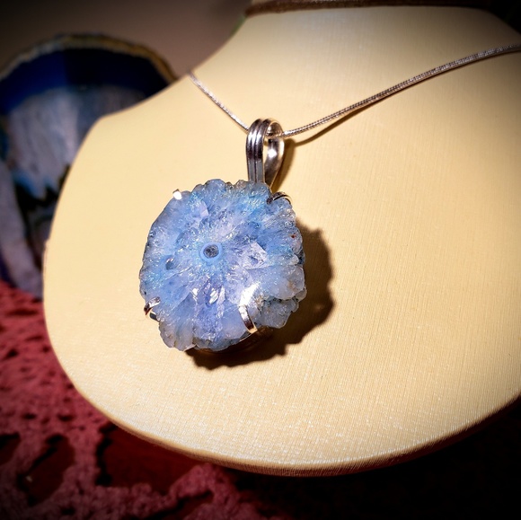 💎 Frosted Blue Solar Quartz Pendant Necklace - Picture 5 of 6